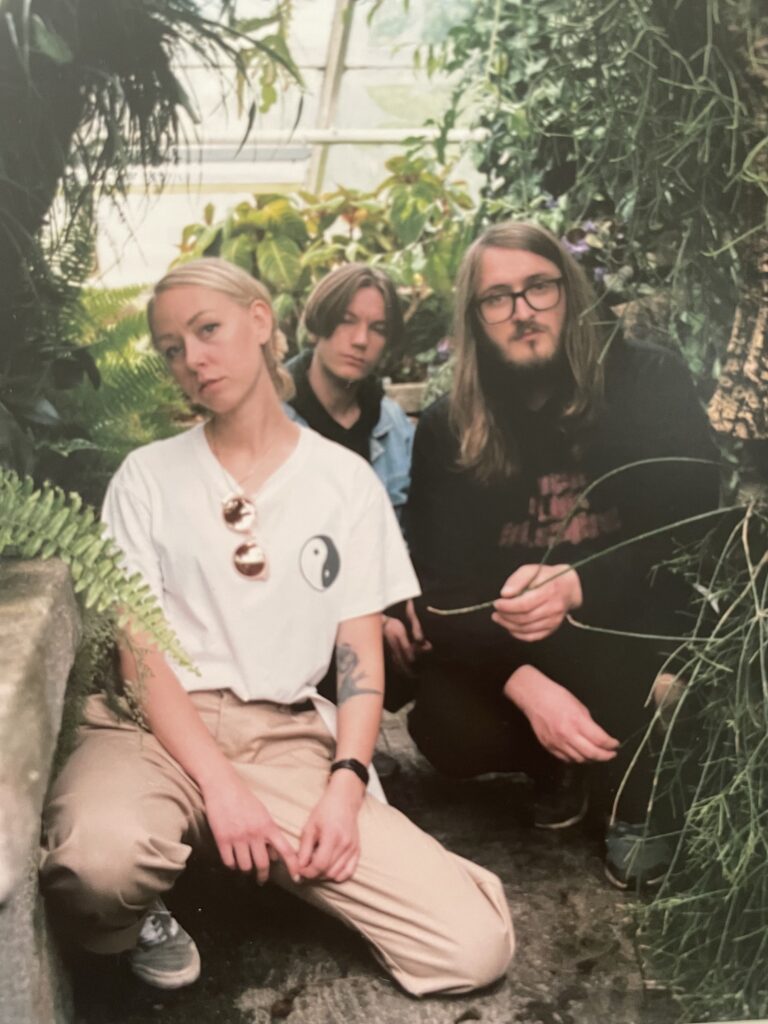 KYSS PÅ HALSEN – Night wanderer