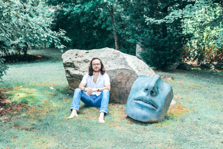 Glenn Thomas – Looking East